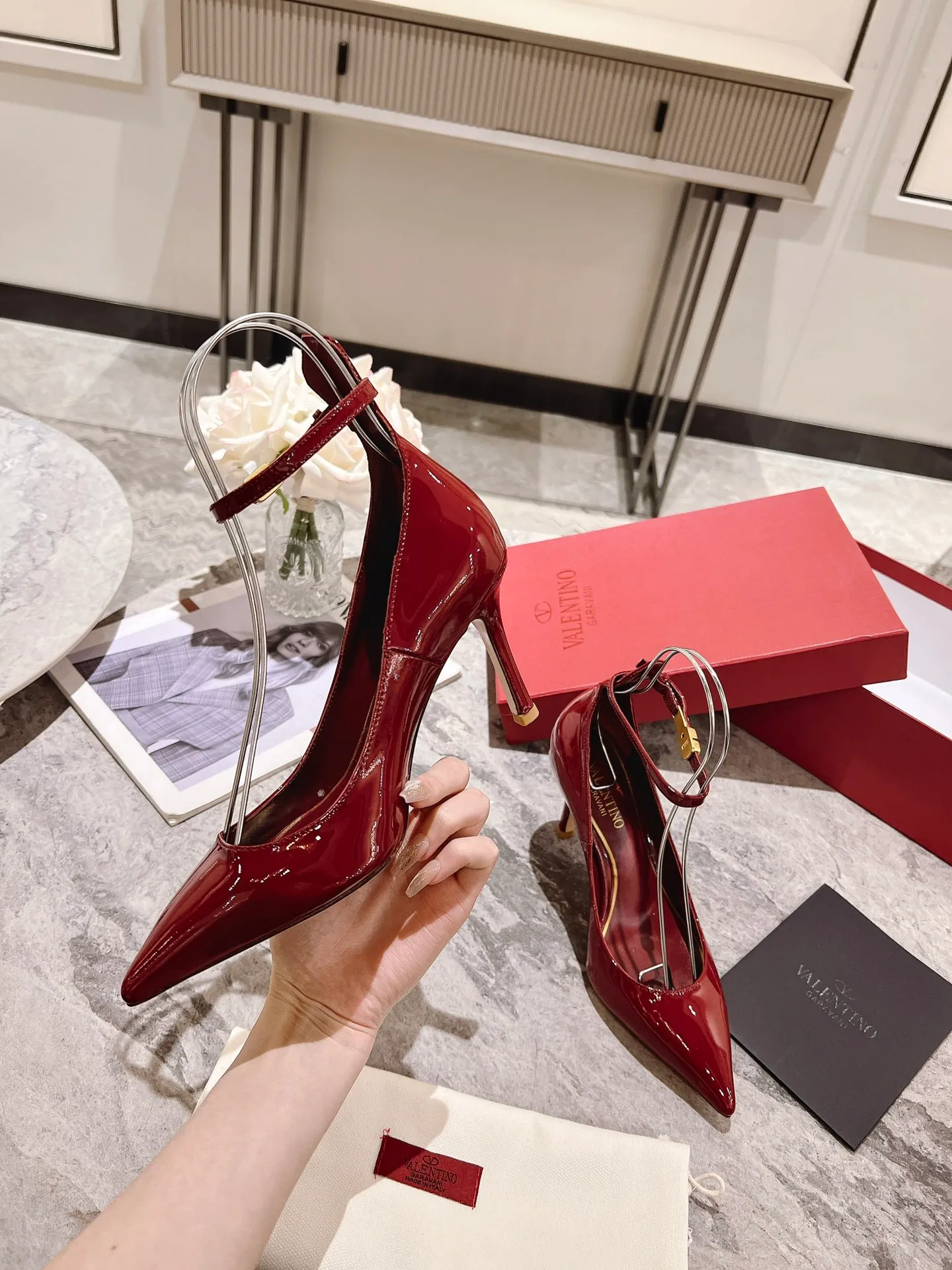 👟👟Ex-factory price 440👟👟 Genuine leather sole +40 Top version 𝑉𝐴𝐿𝐸𝑁𝑇𝐼𝑁𝑂 Valentino new spring and summer women's 6⃣️color patent leather shoes. Unique (small V-label buckle) hardware brings out a full sense of high-end, and the new season will live up to expectations! Worth buying ★ Qipi is absolutely high-grade ❥Original method, absolutely sensual ❥Elegant style, creating a different feeling, simple and elegant style!  Code number: 35-41 (34-42 customized) Fabric: Imported patent leather Lining: Sheepskin lining Heel height: 7cm-10cm2⃣️Various heel height options Leather outsole Rubber outsole